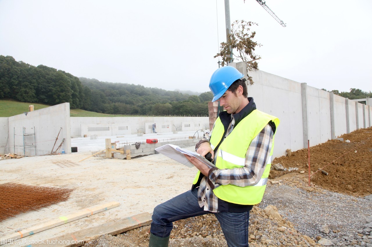 数码,工业,工人,便笺簿,劳动者,平板电脑,无线电技术,数码产品,商务人士,工地,导演,工作者,工业建筑用地,建筑物,建筑工人,建筑师,建筑,方案,打算,主任,董事长,管理人,监工,开工,建设,电子,检查,男人,工程,领班,建筑工地,产业,职工,计划,行业,策划,规划